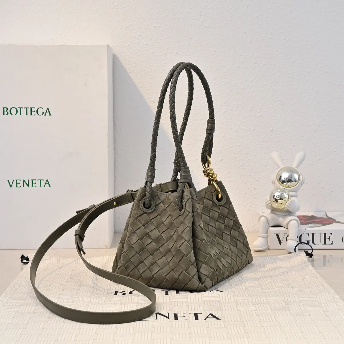 Bottega Veneta Style Leather Shoulder Bag Lookbook Reference image 3