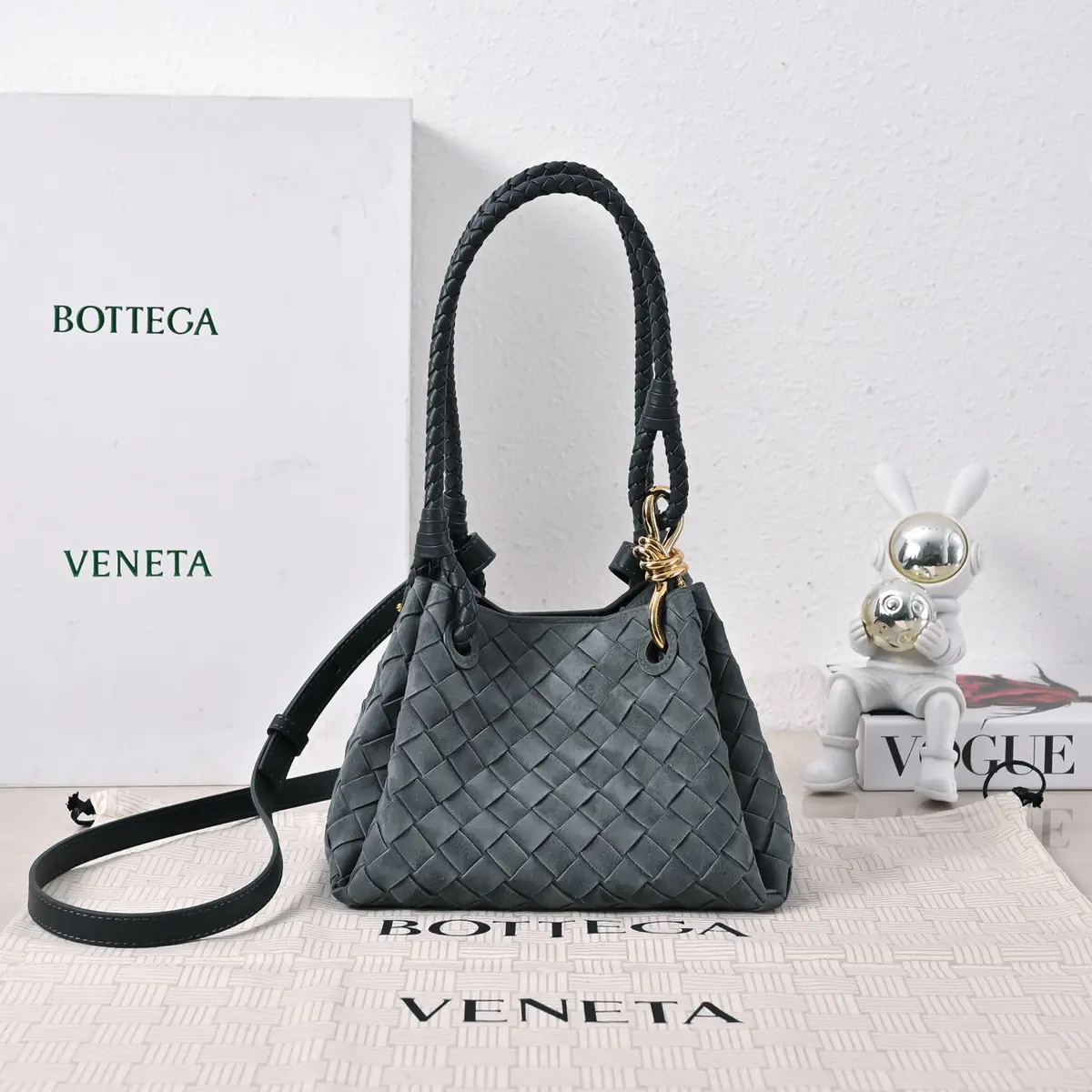 Bottega Veneta Style Leather Shoulder Bag Lookbook Reference image 1