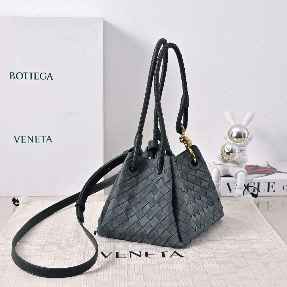 Bottega Veneta Style Leather Shoulder Bag Lookbook Reference image 2