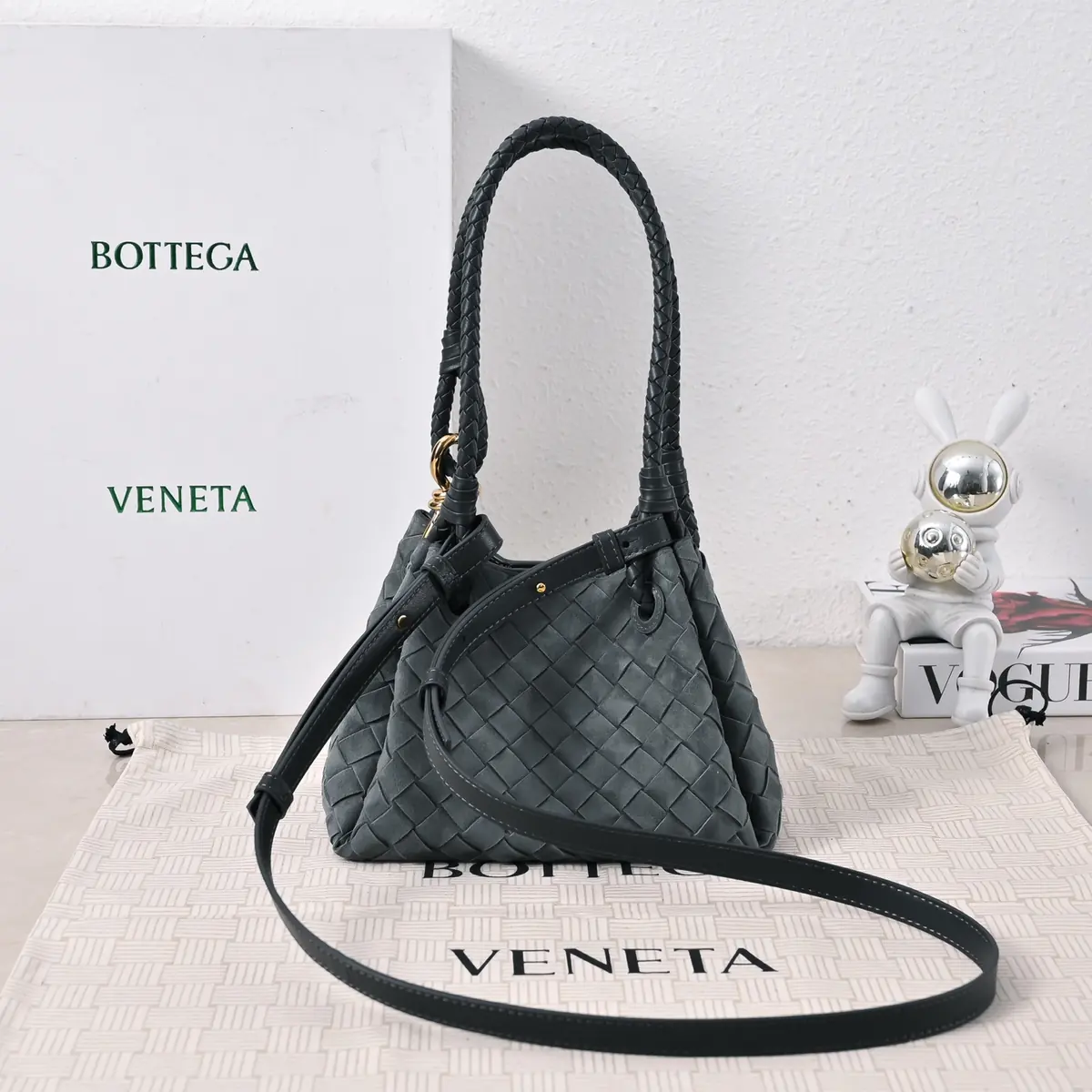 Bottega Veneta Style Leather Shoulder Bag Lookbook Reference image 3