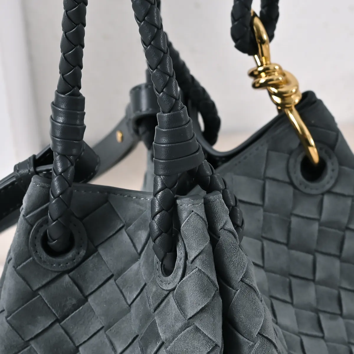 Bottega Veneta Style Leather Shoulder Bag Lookbook Reference image 5