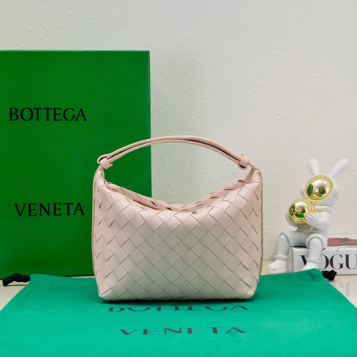 Bottega Veneta Style Leather Shoulder Bag Lookbook Reference image 1