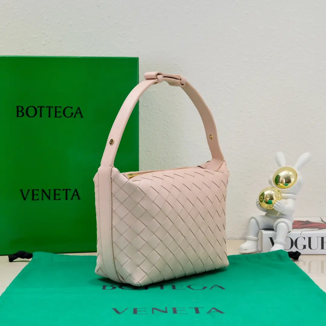 Bottega Veneta Style Leather Shoulder Bag Lookbook Reference image 2