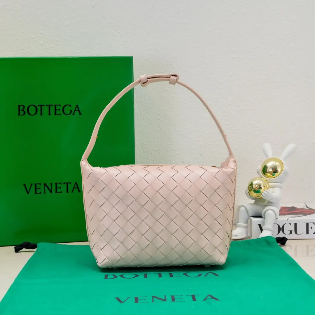 Bottega Veneta Style Leather Shoulder Bag Lookbook Reference image 3