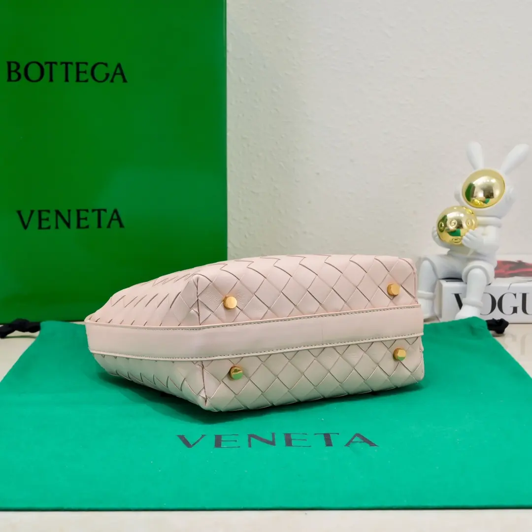 Bottega Veneta Style Leather Shoulder Bag Lookbook Reference image 4