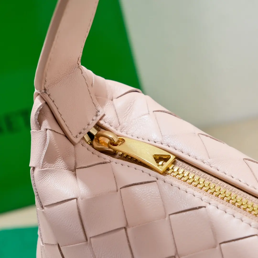Bottega Veneta Style Leather Shoulder Bag Lookbook Reference image 5