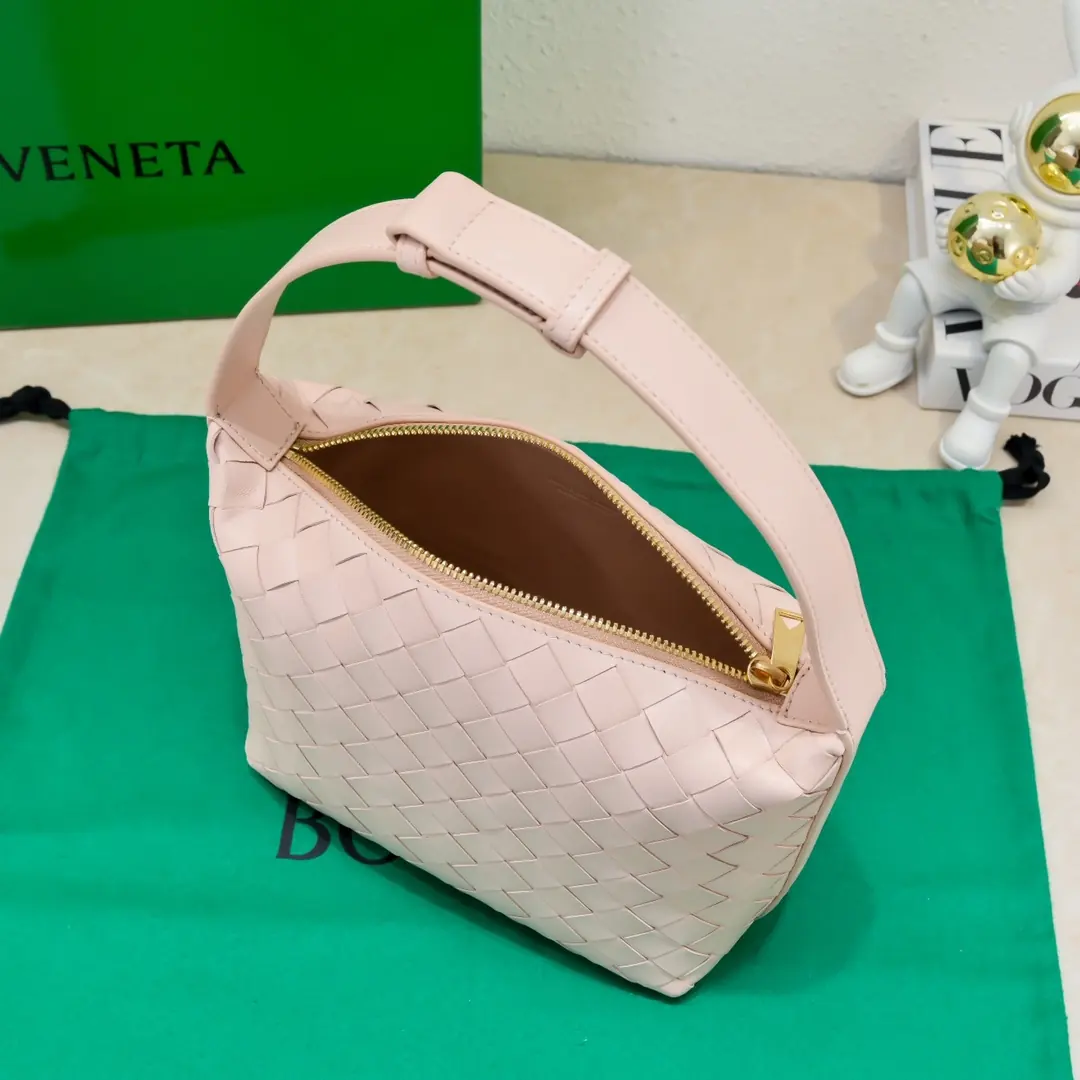 Bottega Veneta Style Leather Shoulder Bag Lookbook Reference image 6