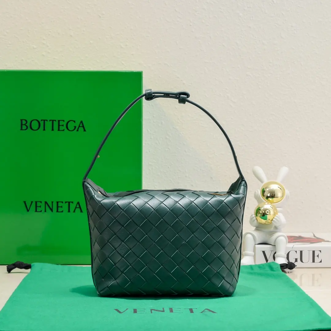 Bottega Veneta Style Leather Shoulder Bag Lookbook Reference image 1