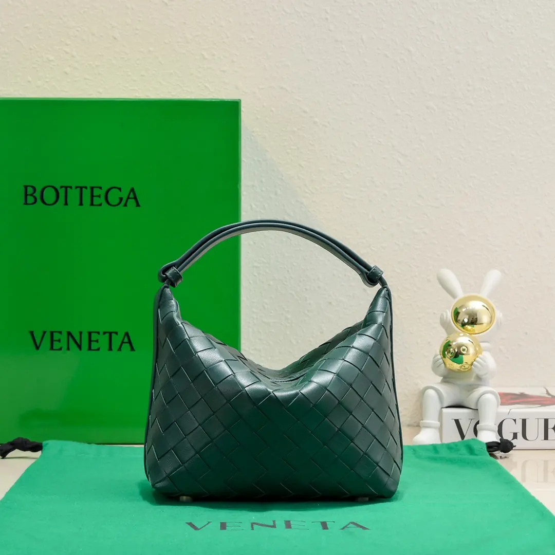 Bottega Veneta Style Leather Shoulder Bag Lookbook Reference image 2