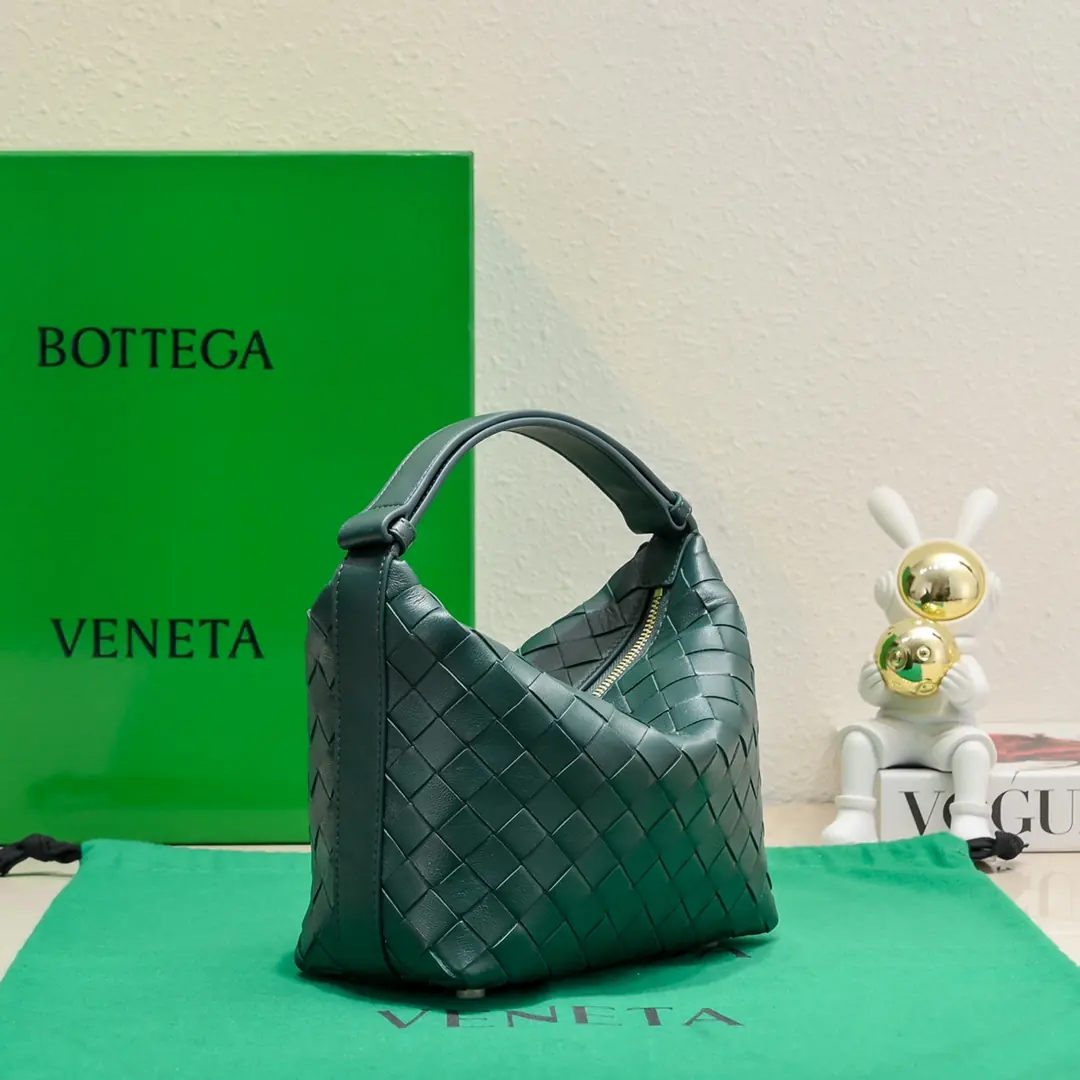 Bottega Veneta Style Leather Shoulder Bag Lookbook Reference image 3