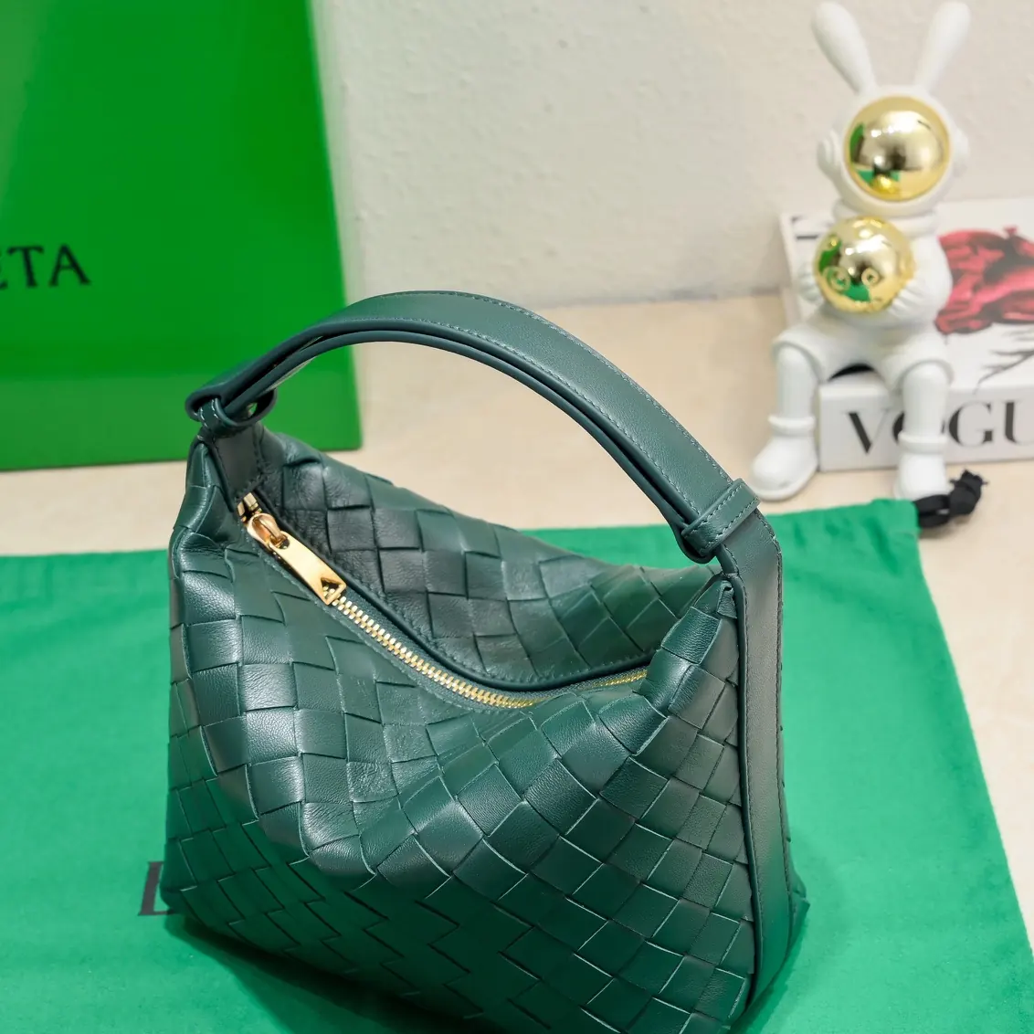 Bottega Veneta Style Leather Shoulder Bag Lookbook Reference image 4