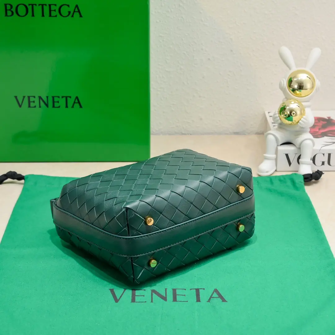Bottega Veneta Style Leather Shoulder Bag Lookbook Reference image 5