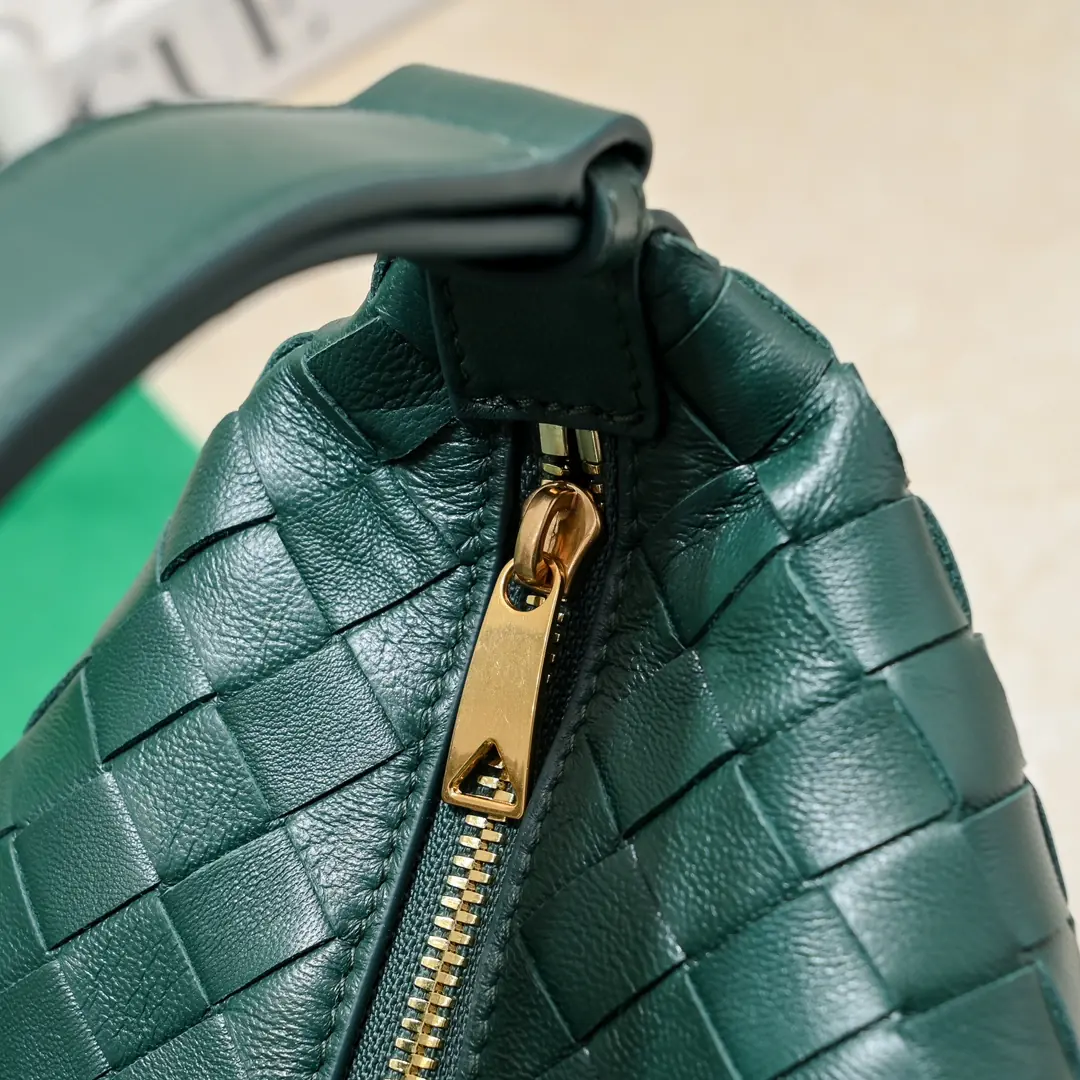 Bottega Veneta Style Leather Shoulder Bag Lookbook Reference image 6