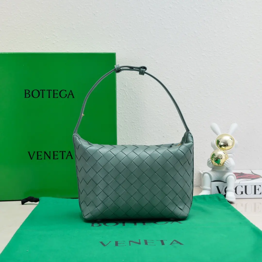 Bottega Veneta Style Leather Shoulder Bag Lookbook Reference image 1