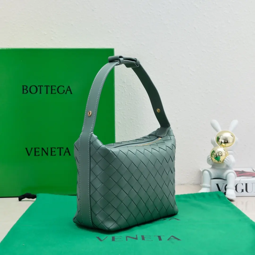 Bottega Veneta Style Leather Shoulder Bag Lookbook Reference image 2
