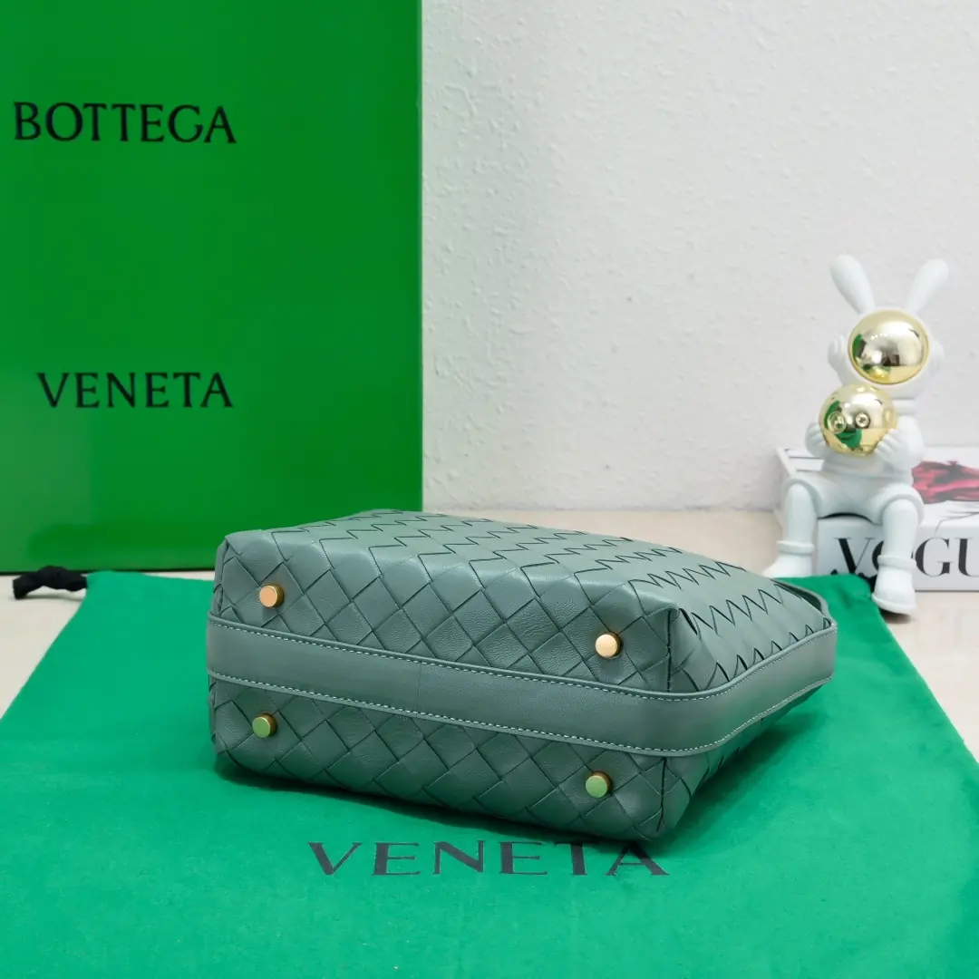 Bottega Veneta Style Leather Shoulder Bag Lookbook Reference image 3