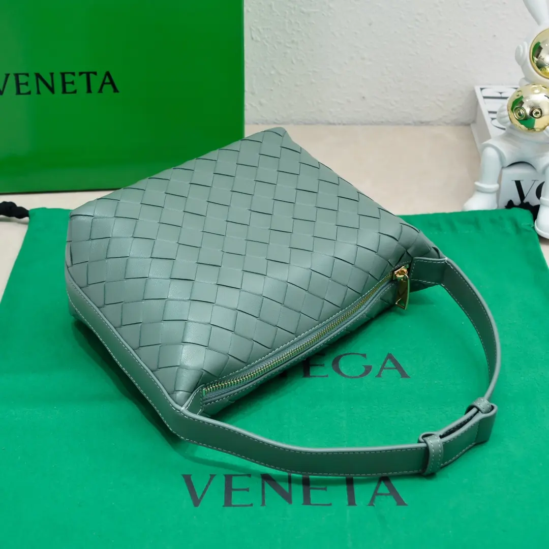 Bottega Veneta Style Leather Shoulder Bag Lookbook Reference image 4