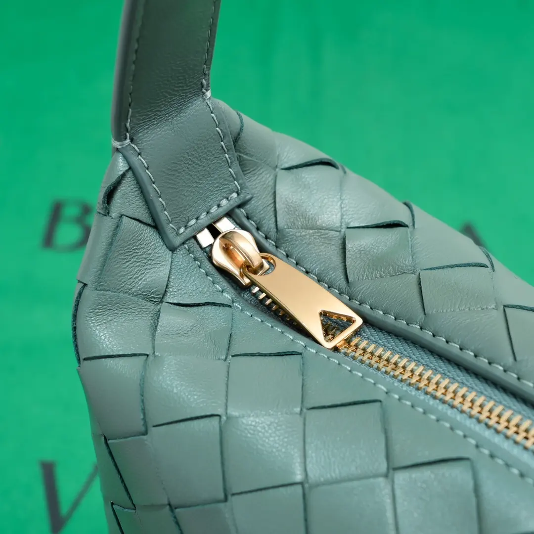 Bottega Veneta Style Leather Shoulder Bag Lookbook Reference image 5