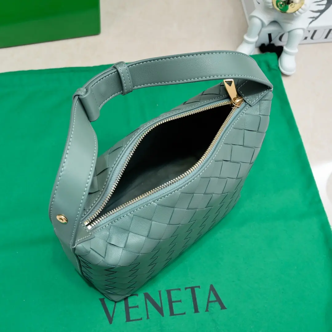 Bottega Veneta Style Leather Shoulder Bag Lookbook Reference image 6