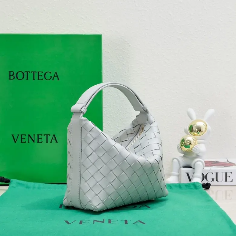 Bottega Veneta Style Leather Shoulder Bag Lookbook Reference image 2