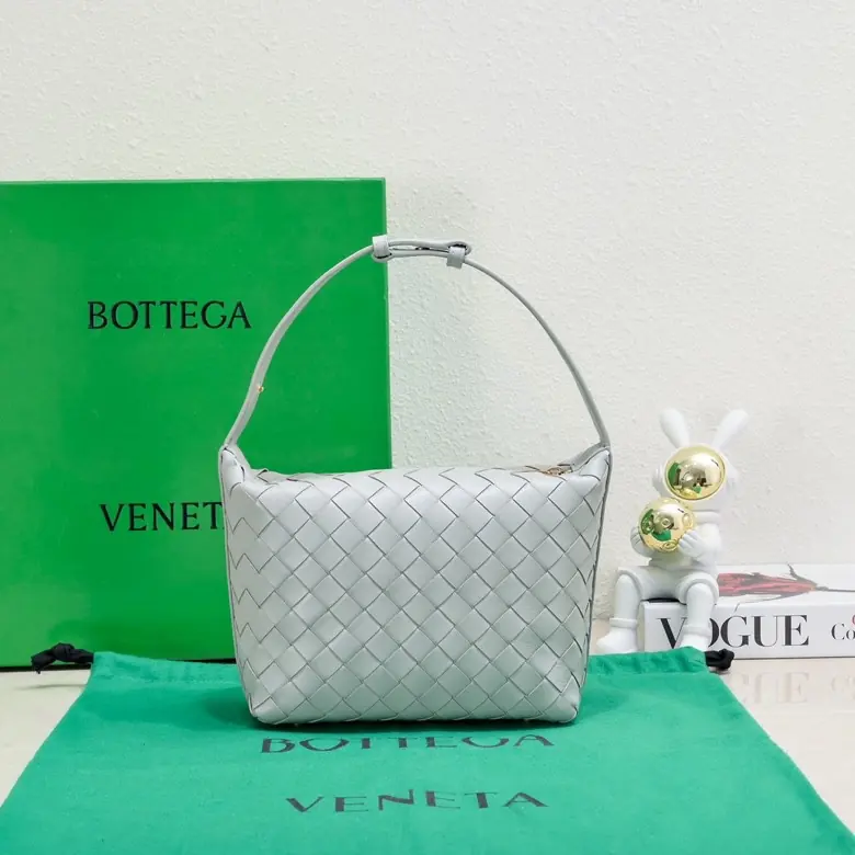 Bottega Veneta Style Leather Shoulder Bag Lookbook Reference image 3