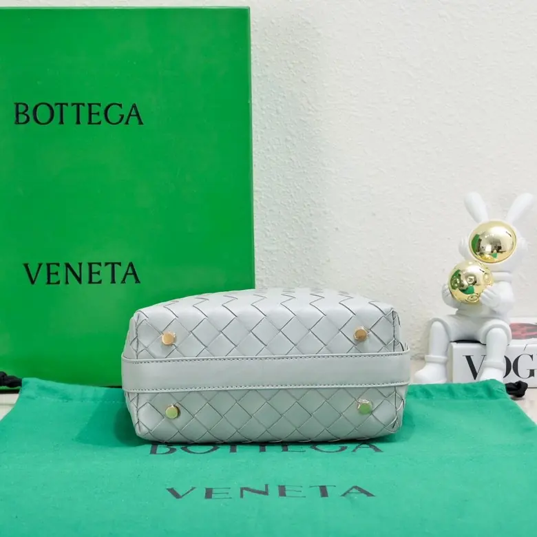 Bottega Veneta Style Leather Shoulder Bag Lookbook Reference image 4