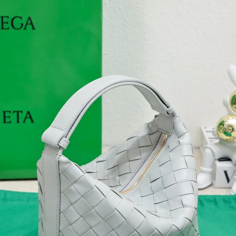 Bottega Veneta Style Leather Shoulder Bag Lookbook Reference image 5