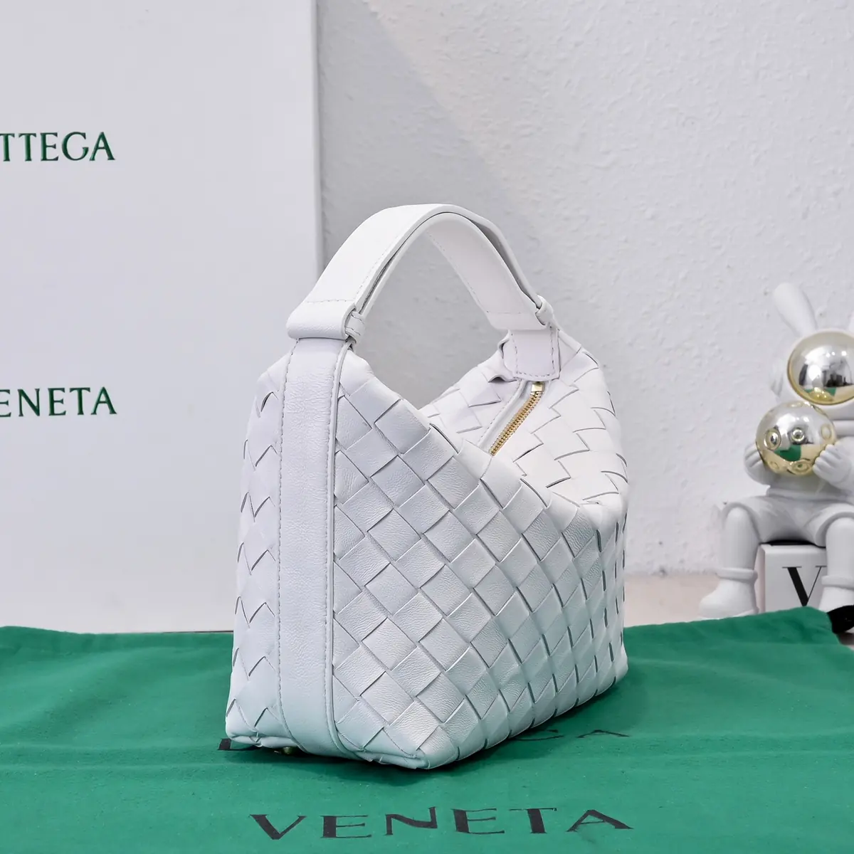 Bottega Veneta Style Leather Shoulder Bag Lookbook Reference image 2