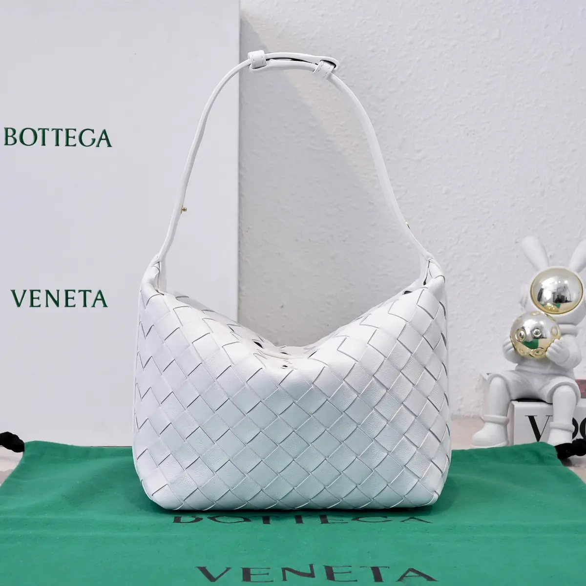 Bottega Veneta Style Leather Shoulder Bag Lookbook Reference image 3