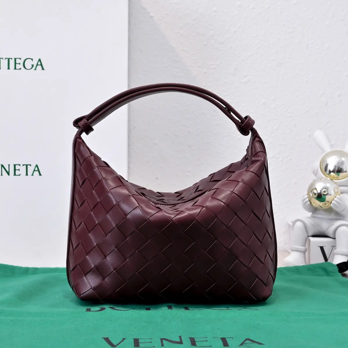 Bottega Veneta Style Leather Shoulder Bag Lookbook Reference image 1