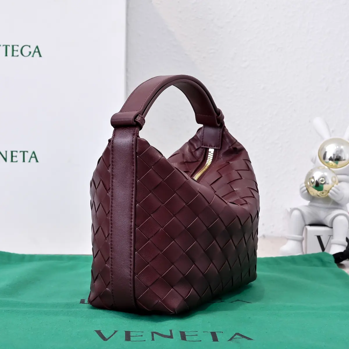 Bottega Veneta Style Leather Shoulder Bag Lookbook Reference image 2