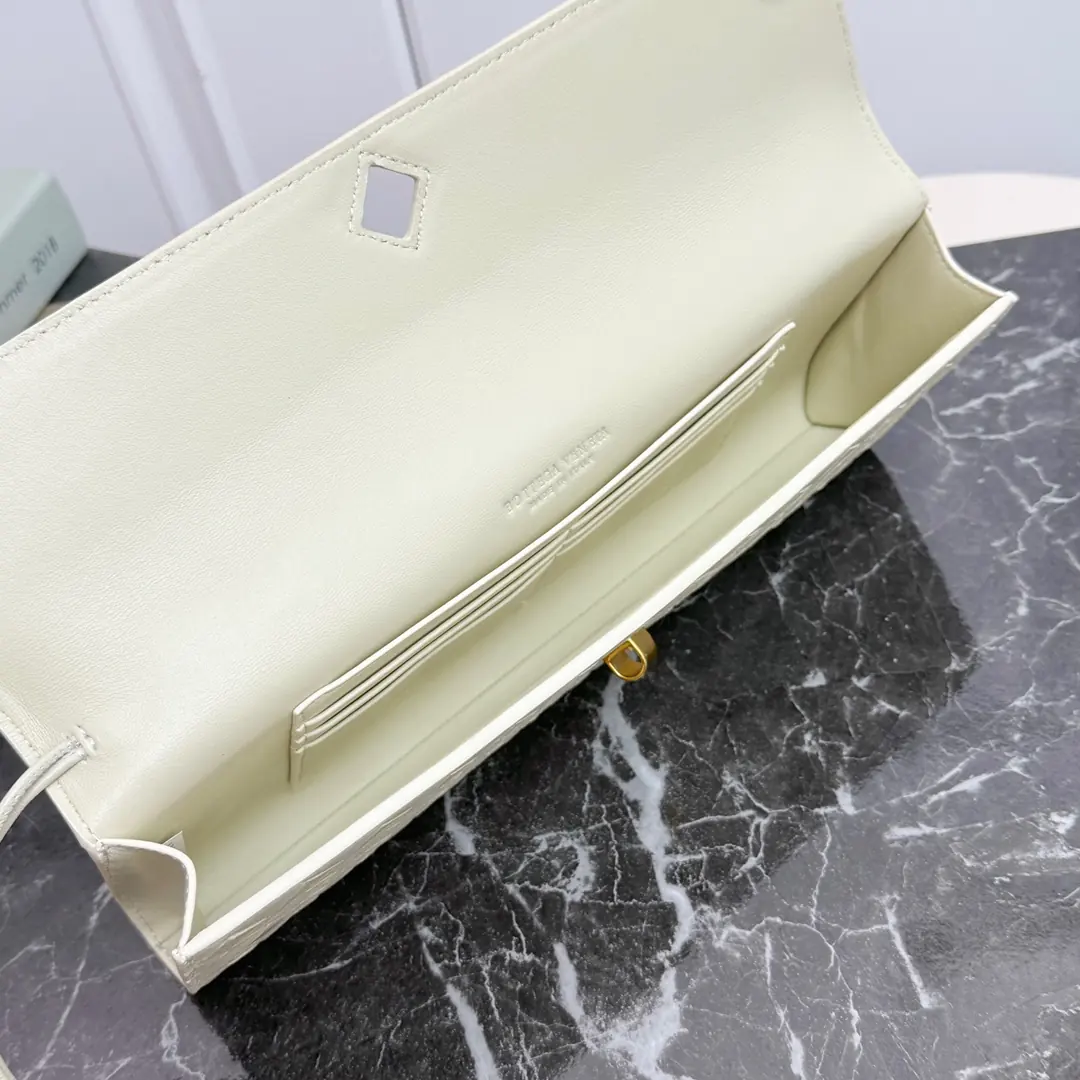 Bottega Veneta Style Leather Top Handle Bag Lookbook Reference image 5
