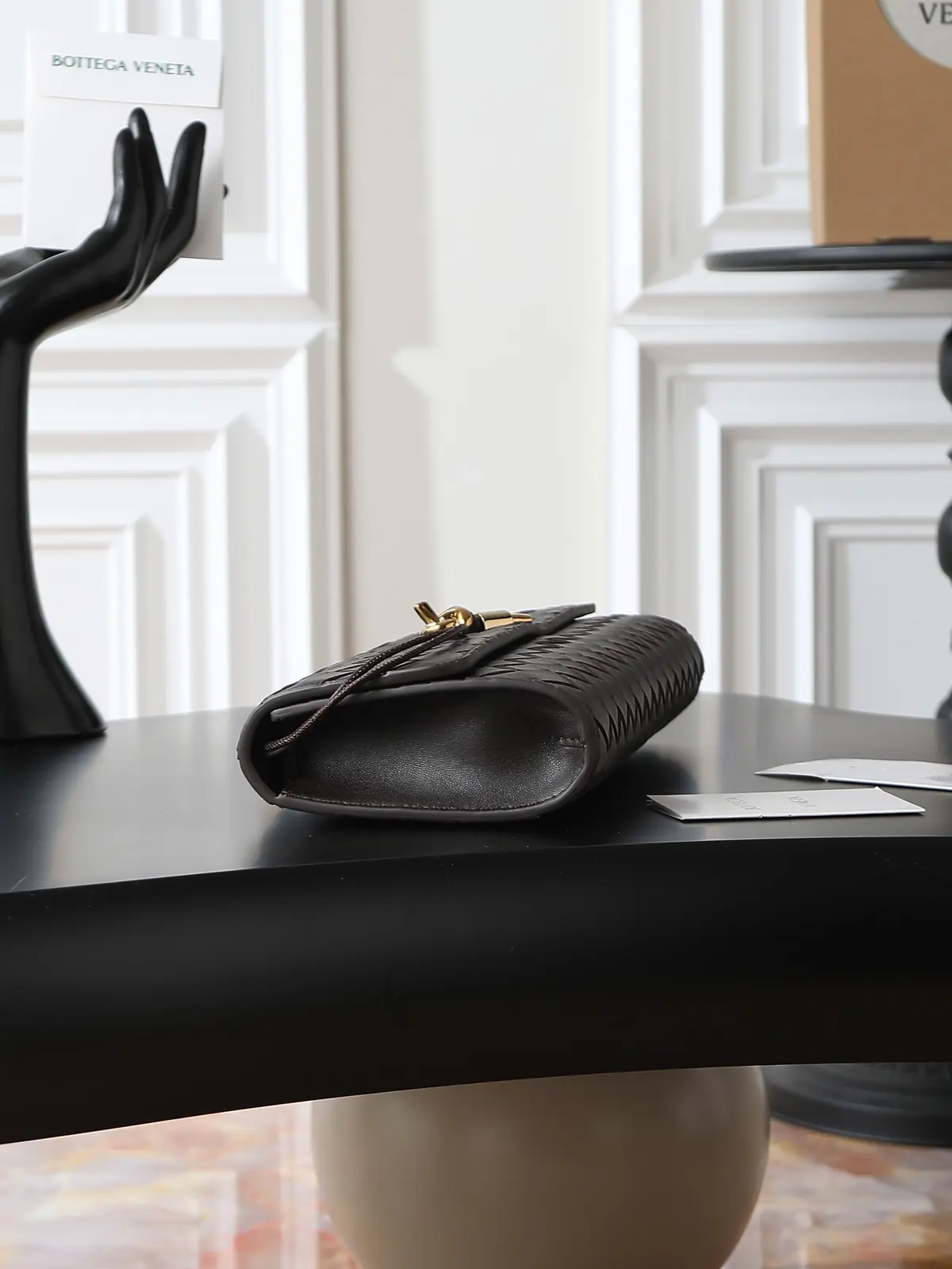 Bottega Veneta Style Leather Top Handle Bag Lookbook Reference image 4