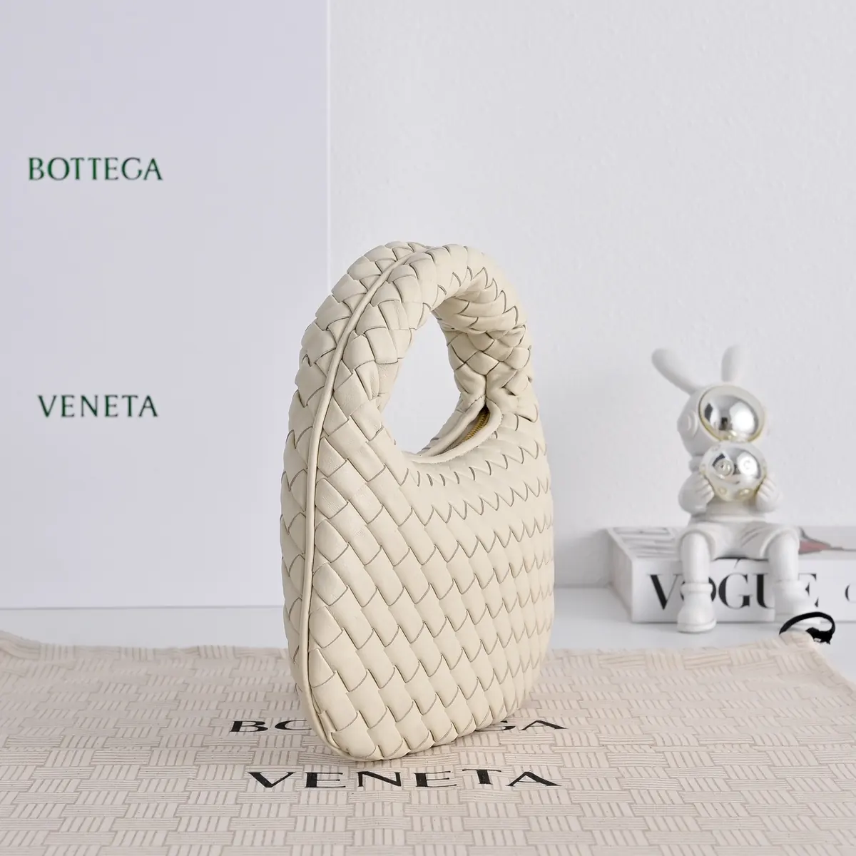 Bottega Veneta Style Pink Leather Wallet Lookbook Reference image 2