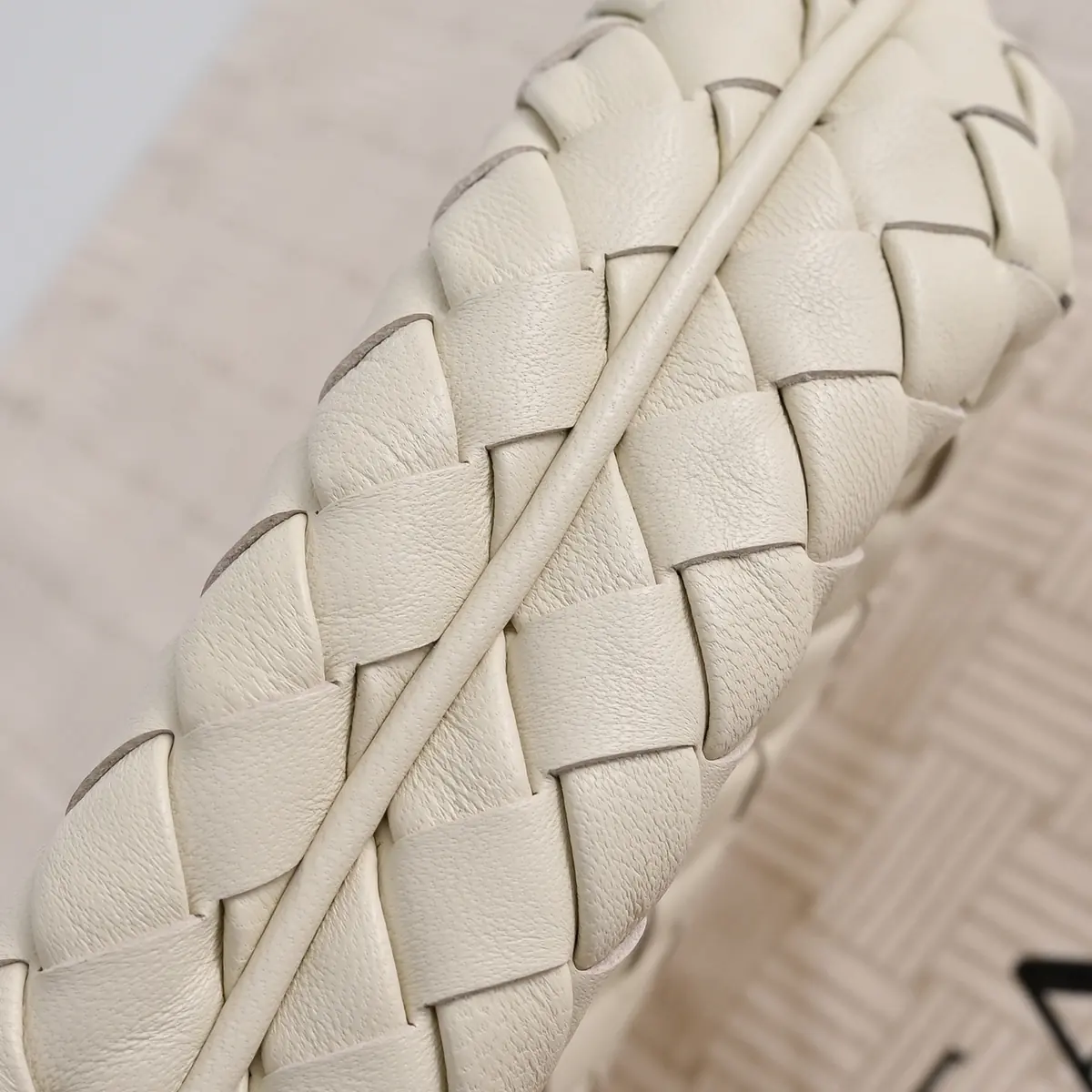 Bottega Veneta Style Pink Leather Wallet Lookbook Reference image 5