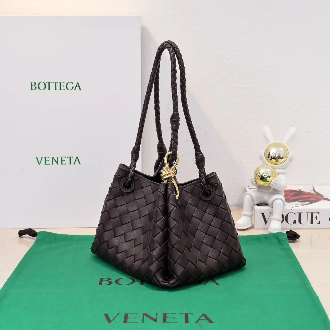 Bottega Veneta Style Pink Shoulder Bag Lookbook Reference image 2