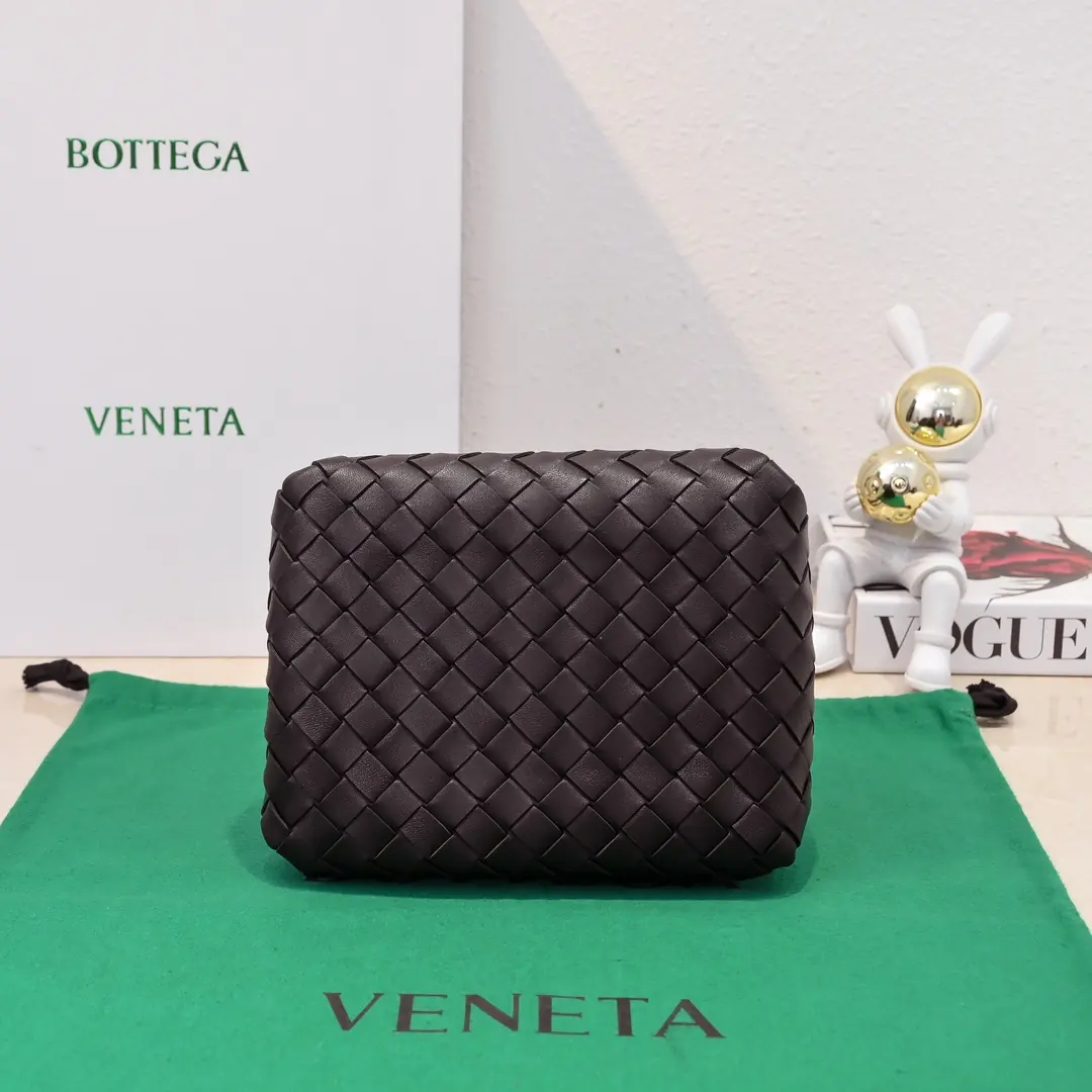 Bottega Veneta Style Pink Shoulder Bag Lookbook Reference image 3