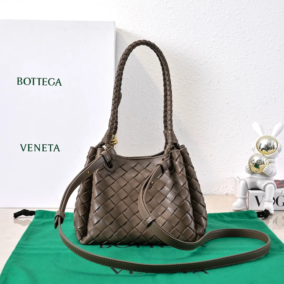 Bottega Veneta Style Pink Shoulder Bag Lookbook Reference image 3
