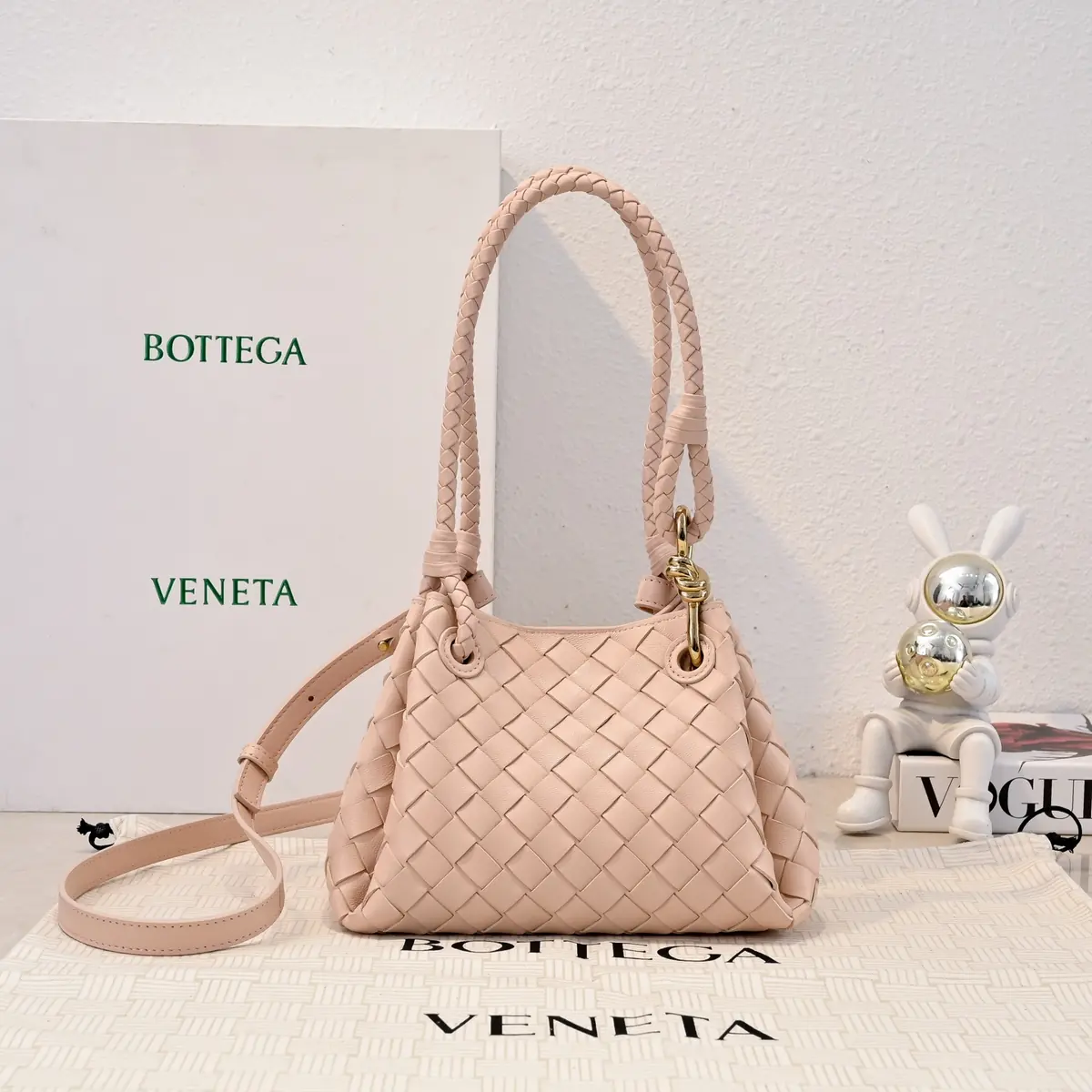 Bottega Veneta Style Pink Shoulder Bag Lookbook Reference image 1