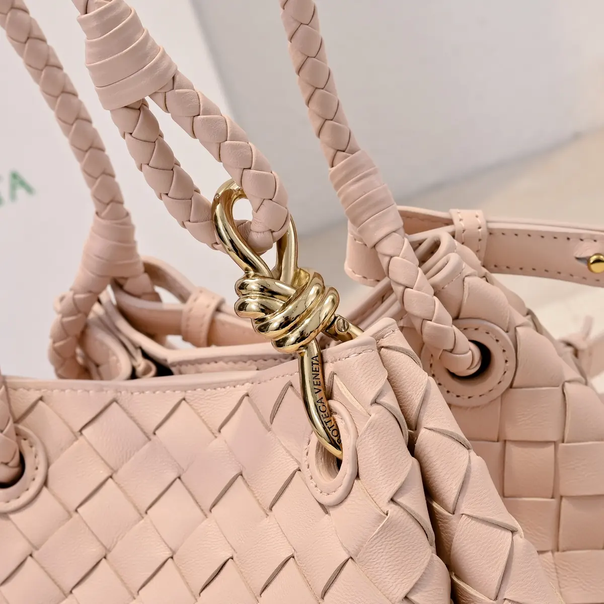 Bottega Veneta Style Pink Shoulder Bag Lookbook Reference image 4