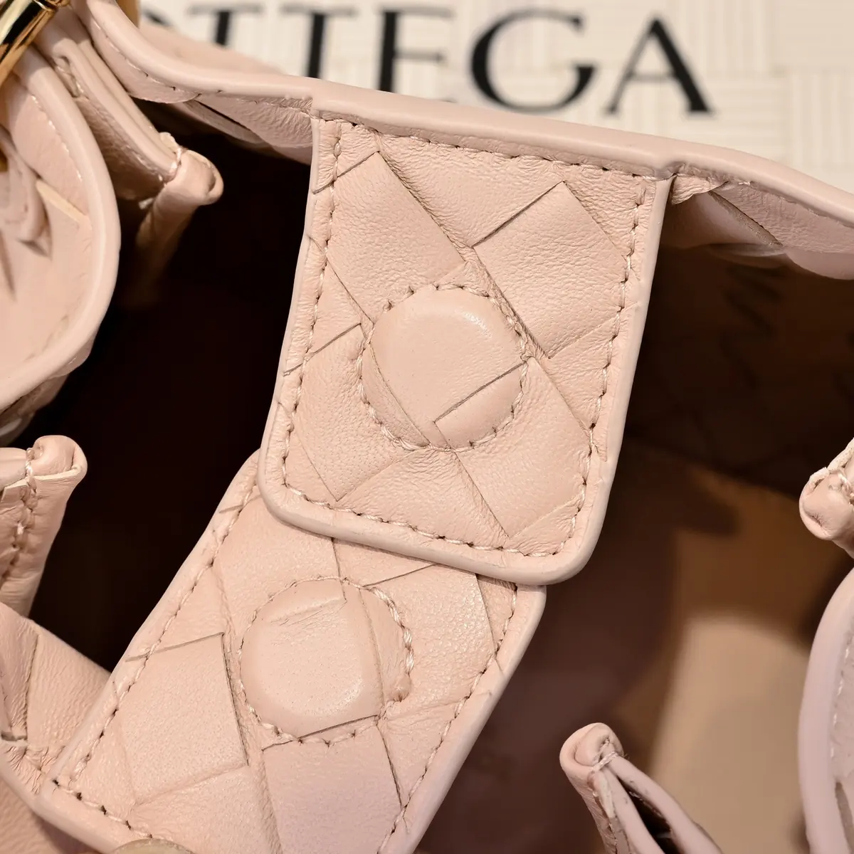 Bottega Veneta Style Pink Shoulder Bag Lookbook Reference image 6