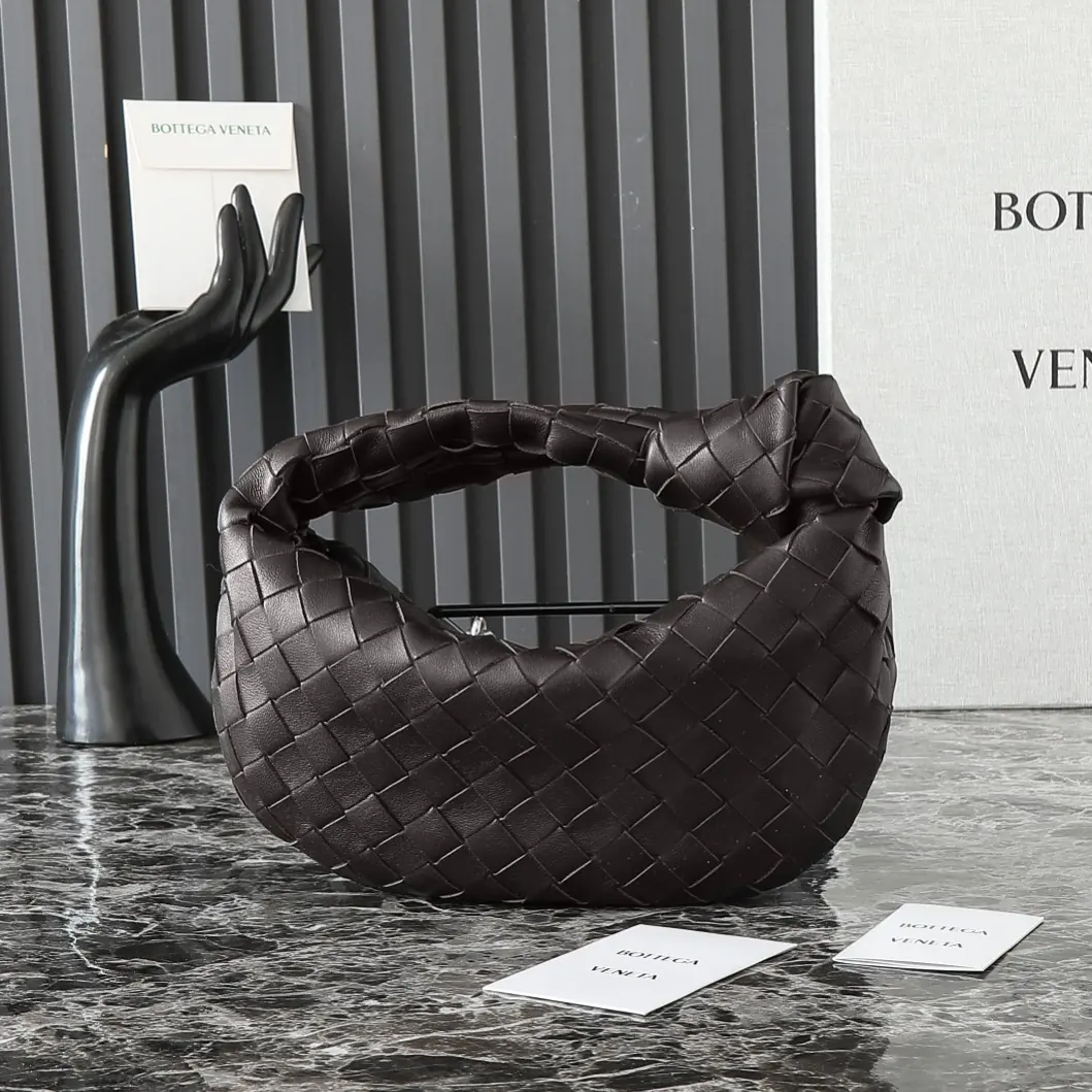 Bottega Veneta Style Red Leather Hobo Bag Lookbook Reference image 4