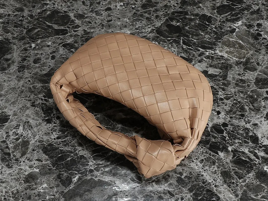 Bottega Veneta Style Red Leather Hobo Bag Lookbook Reference image 4