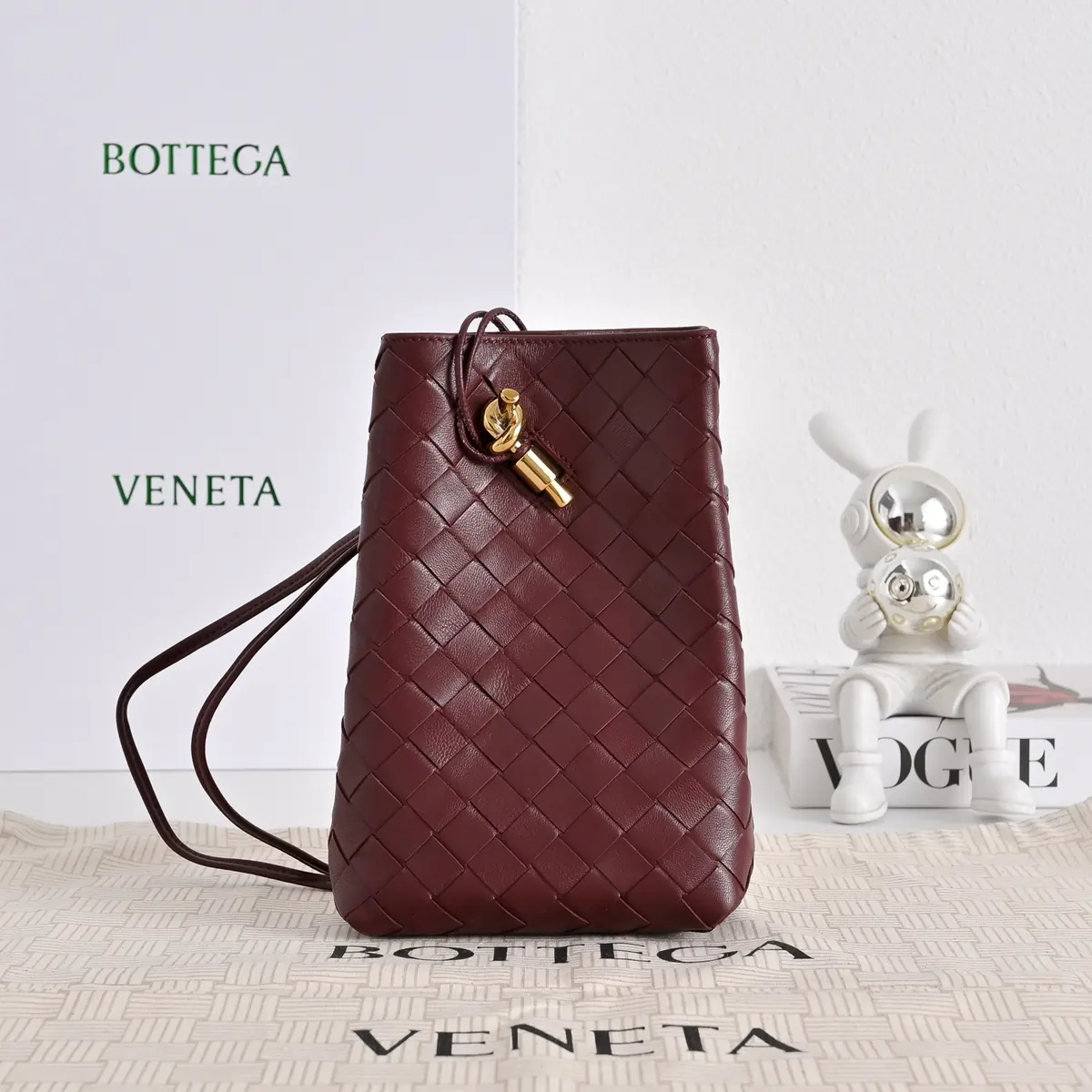 Bottega Veneta Style Red Shoulder Bag Lookbook Reference image 1