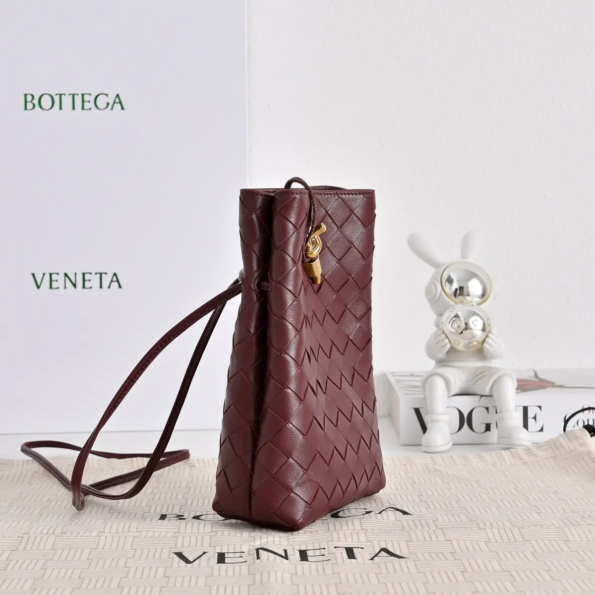 Bottega Veneta Style Red Shoulder Bag Lookbook Reference image 2
