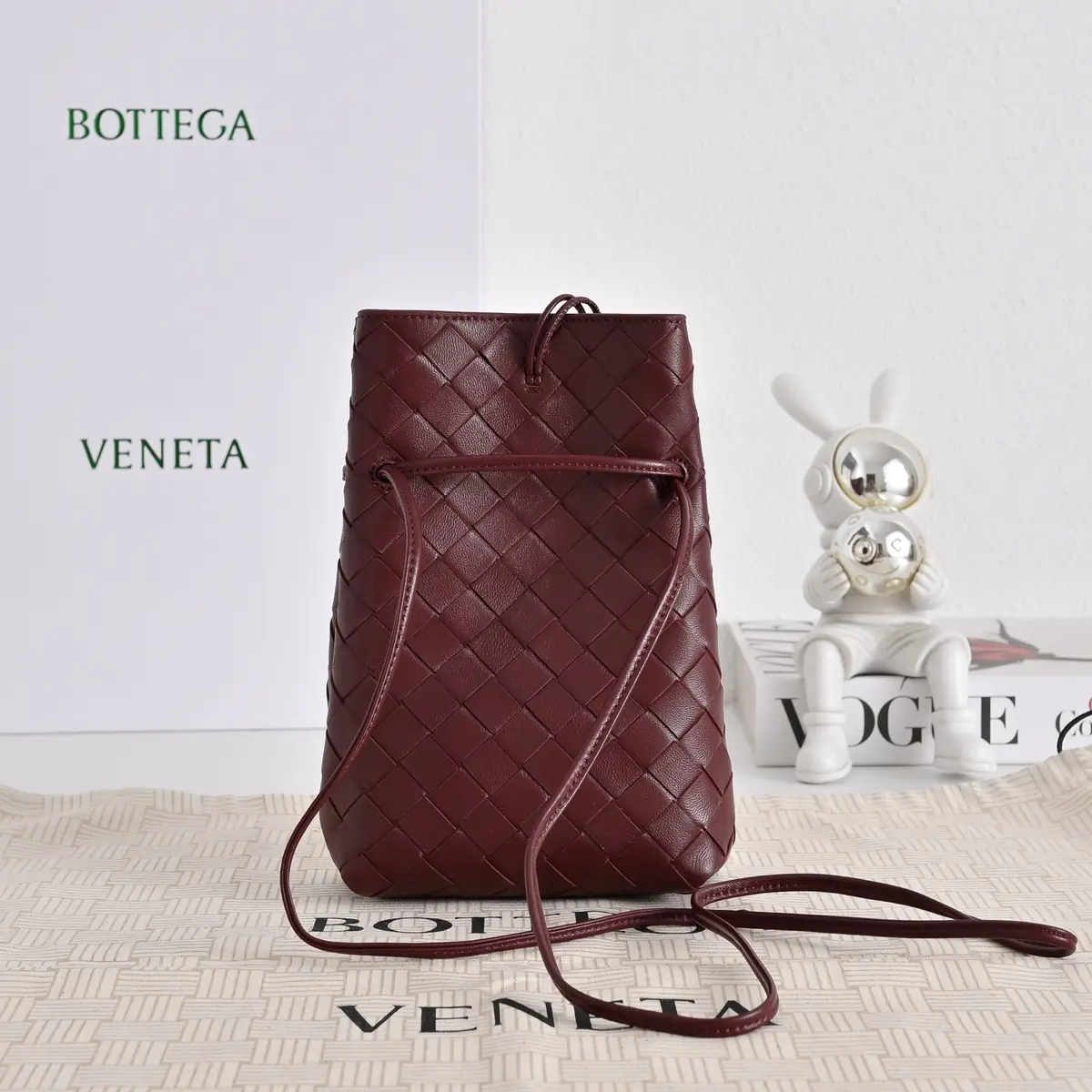 Bottega Veneta Style Red Shoulder Bag Lookbook Reference image 3