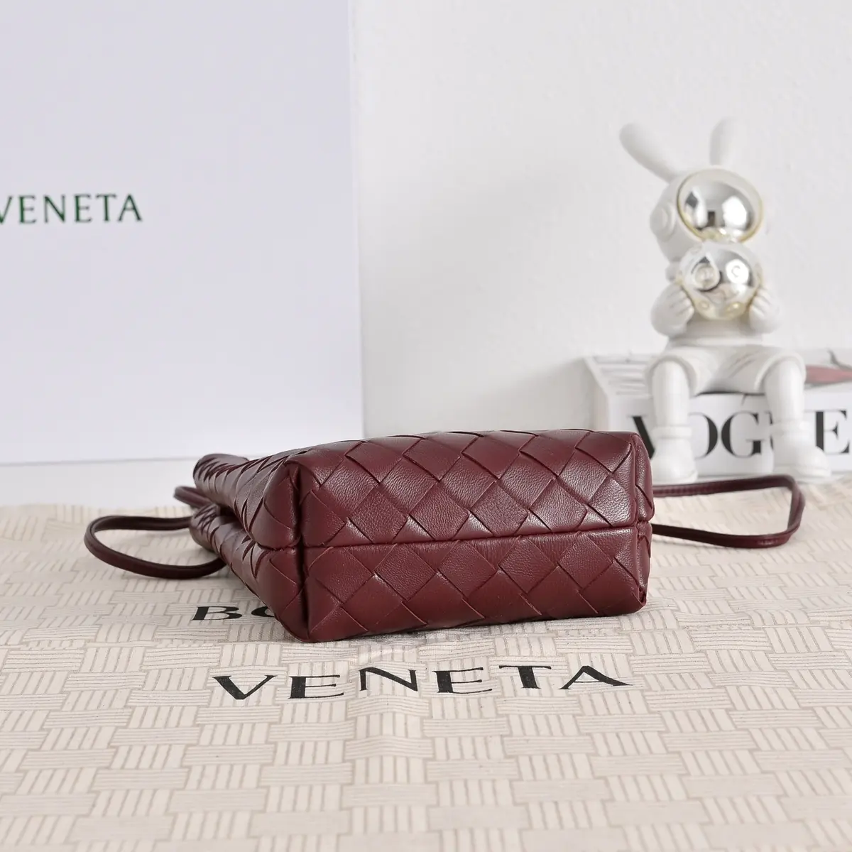 Bottega Veneta Style Red Shoulder Bag Lookbook Reference image 4