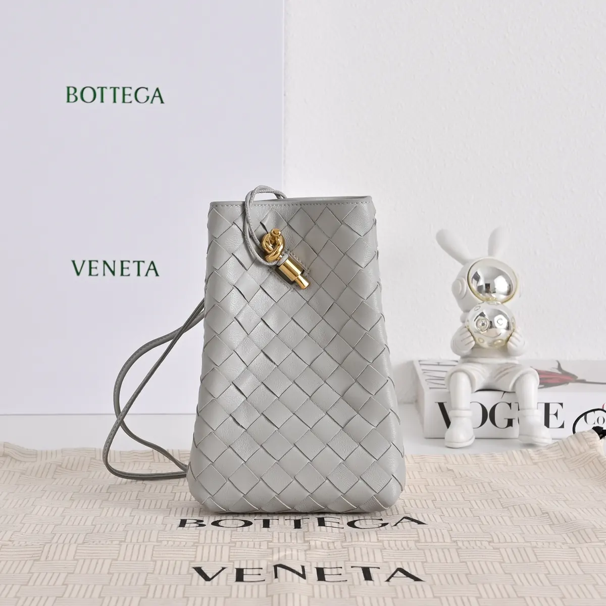 Bottega Veneta Style Red Shoulder Bag Lookbook Reference image 1