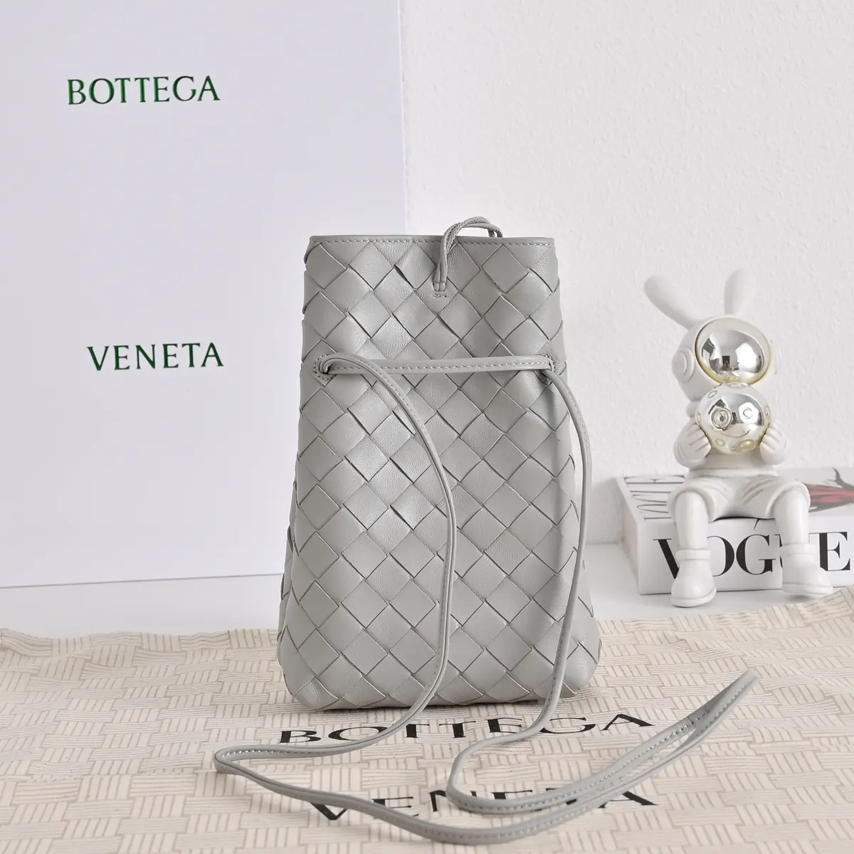 Bottega Veneta Style Red Shoulder Bag Lookbook Reference image 3