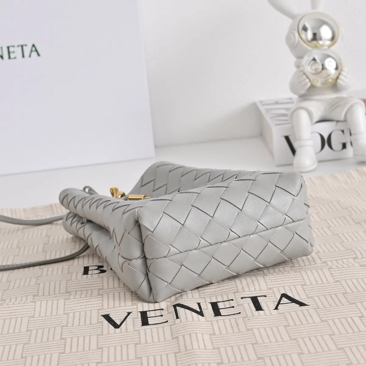 Bottega Veneta Style Red Shoulder Bag Lookbook Reference image 4